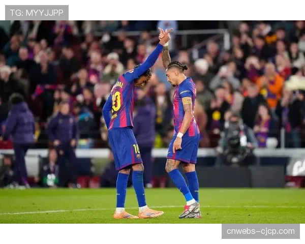 特写：国家德比中，巴萨小将亚马尔突破后助攻，诺坎普全场起立鼓掌